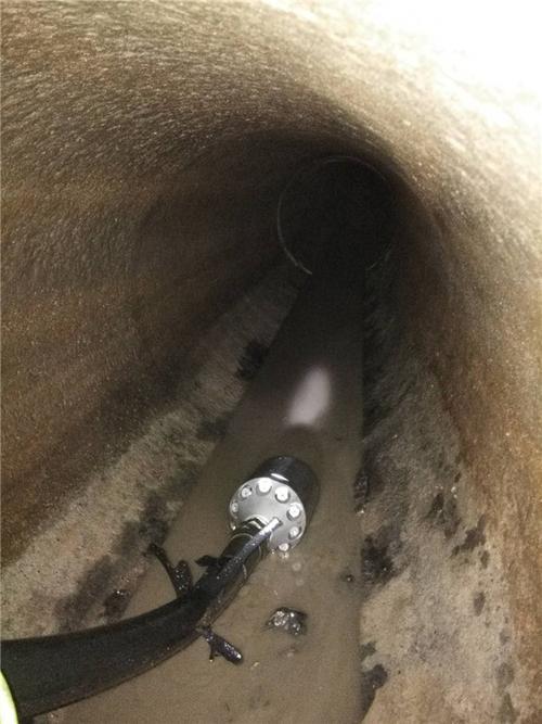 49.ccm澳门开奖和街头下水道爬出女子与街头下水道爬出女子身体视频